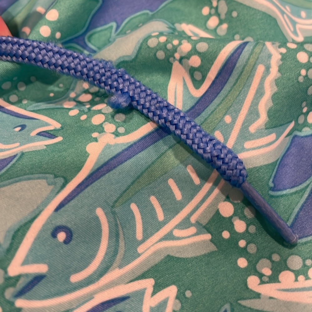 Vineyard Vines swim trunks, lined, elastic waist w/ withdraw string. Men’s XS. - Picture 10 of 10